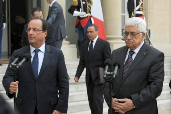 الرئيس عباس يجتمع مع نظيره الفرنسي في العاصمة باريس