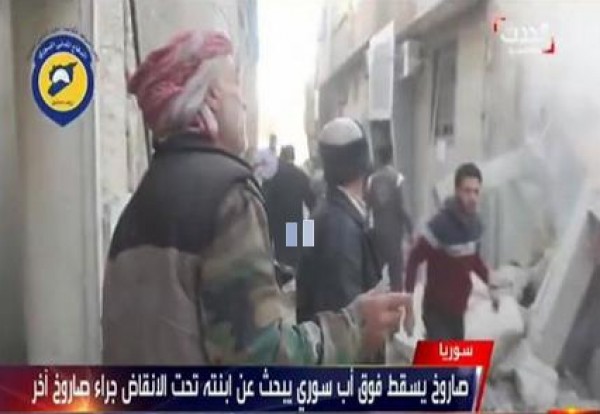 فيديو مروع : صاروخ يسقط على "سوري" أثناء بحثه عن ابنته تحت الأنقاض