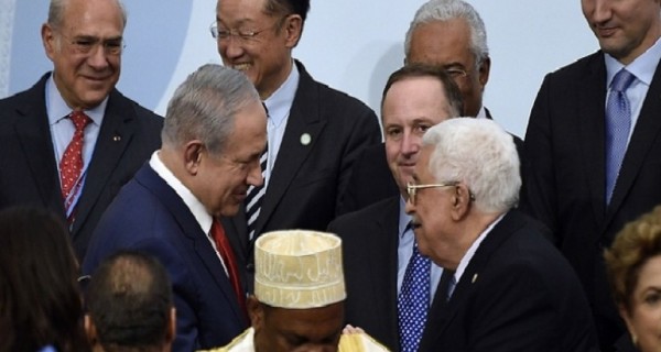 مصافحة بين الرئيس أبو مازن ونتنياهو في باريس