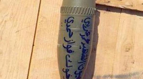 جندي سعودي يخط اسم زميله الشهيد على صاروخ