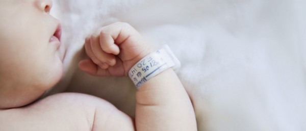 يجرى تحليل "DNA"لطفلة المولود حديثا فيكتشف أن طفلة هو أبن أخيه الذي توفى من 34 عاما