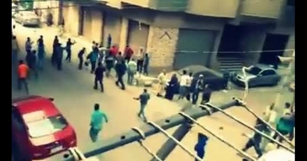 بالفيديو.. رجل يحاول ذبح زوجته بشوارع بنها في مصر والنهاية مثيرة