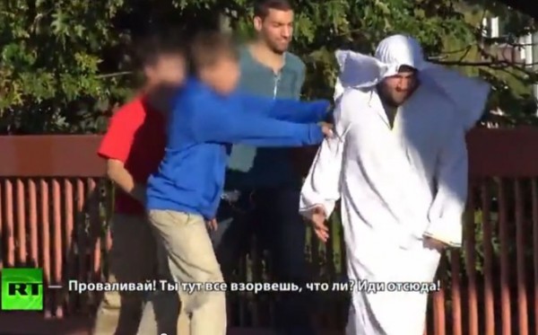 بالفيديو .. تجربة اجتماعية تكشف العنصرية وسوء معاملة المسلمين في أمريكا