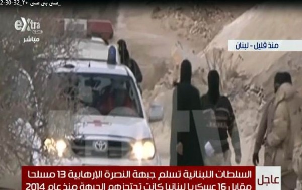 شاهد لحظة تسليم السلطات اللبنانية 13 مسلحًا لجبهة النصرة