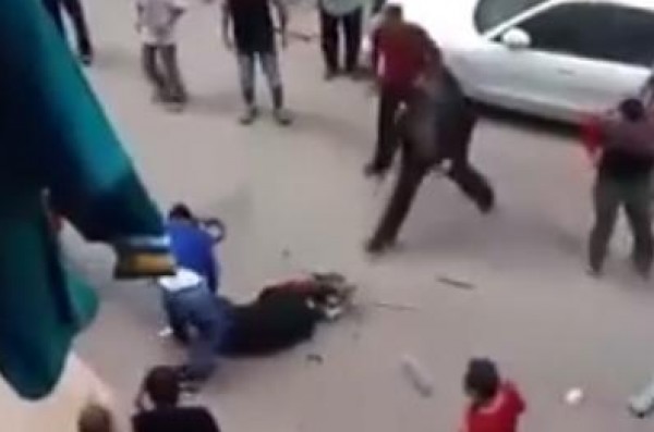 فيديو: مصري يحاول ذبح زوجته بأحد شوارع بنها والمارة ينقذوها باللحظات الأخيرة!!