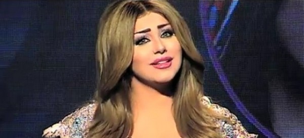 صورة وفيديو: حليمة بولند تثير الجدل بظهور خادش في صالة عرض السيارات في الكويت
