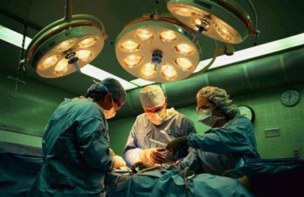 طبيب مصري فتح صدر مريضته وخرج ليطالب زوجها بالمال فوراً