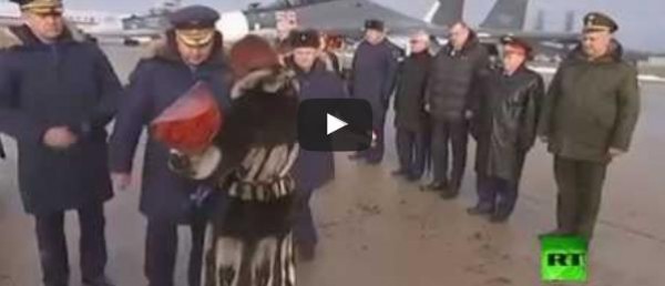 قائد القوات الجوية الروسية يسلم أرملة الطيار بيشكوف نجمة بطل روسيا