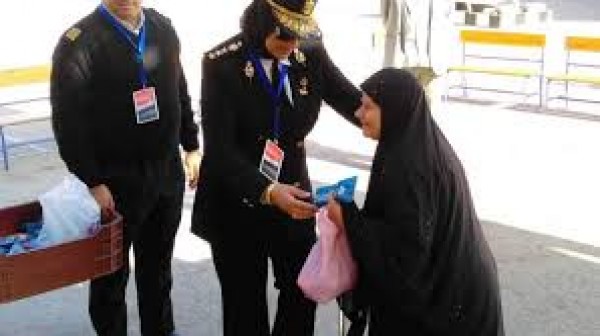 الشرطة النسائية توزع عصائر وزجاجات مياه على الناخبين في بورسعيد