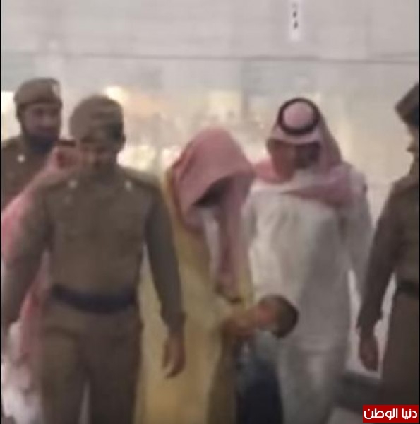 بالفيديو .. رد فعل إمام الحرم المكي على طفل تعلق بعباءته
