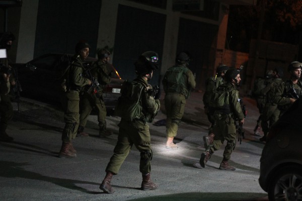قوات الاحتلال يشن حملة اعتقالات ومداهمات في الضفة الغربية