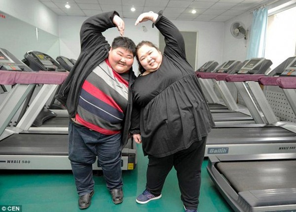 بالصور.. زوجان يقرران إنقاص وزنهما لإنجاب طفل بصحة جيدة