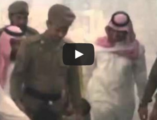 طفل يصر على السلام على إمام الحرم المكي