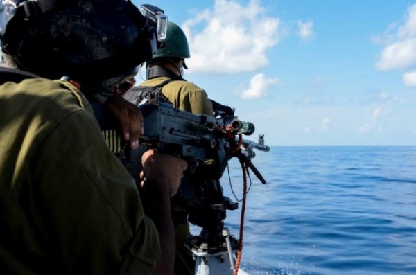 بحرية الاحتلال تهاجم مراكب الصيادين قبالة بحر غزة