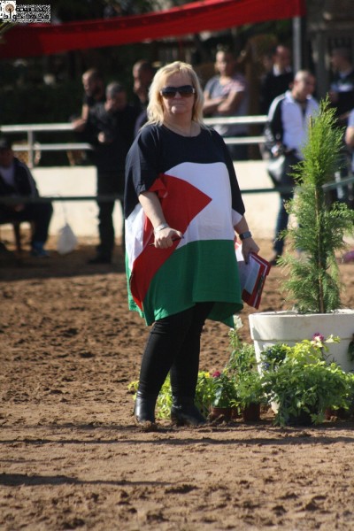 سوسرية تتضامن مع الشعب الفلسطيني على طريقتها الخاصة