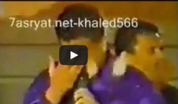 بالفيديو.. معجب رمى الورد على عمرو دياب فأصاب عينيه