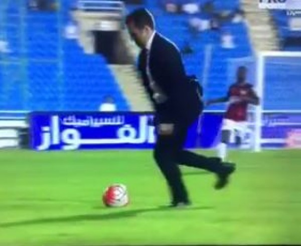 حكم سعودي يطرد بطل العالم السابق لسبب غريب