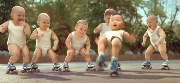 فيديو طريف بعنوان " الأطفال المتزلجون "