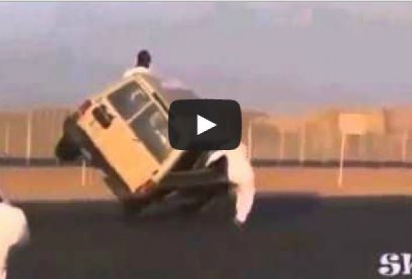 شاب سعودي يركب سيارة بينما تسير جانبياً