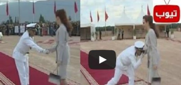 بالفيديو‬: شاهد رد فعل زوجة ملك المغرب عندما حاول قائد الحرس الملكى تقبيل يدها ‫اكثر من مره‬