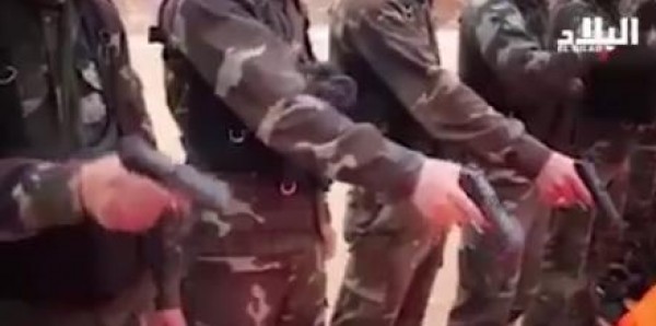 في فيديو هو الأول من نوعه: فصيل سوري معارض يلقن أسراه من "داعش" درساً مرعباً..