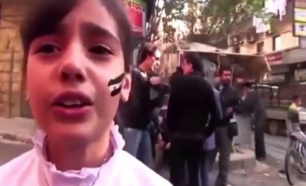 فيديو مؤلم.. قذيفة تسقط خلف طفلة سورية وهي تنشد أمام الكاميرا
