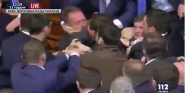 رئيس وزراء ‫‏أوكرانيا‬ يتعرض للضرب داخل ‫‏البرلمان‬