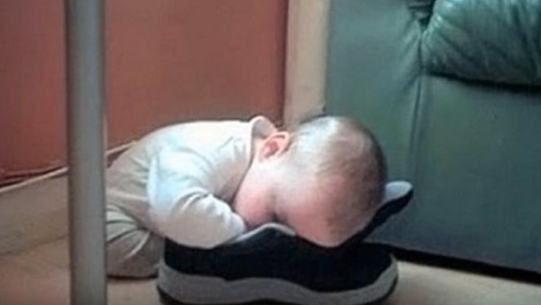 بالفيديو .. صور رائعه لاطفال ينامون بطرق مضحكه وغريبه