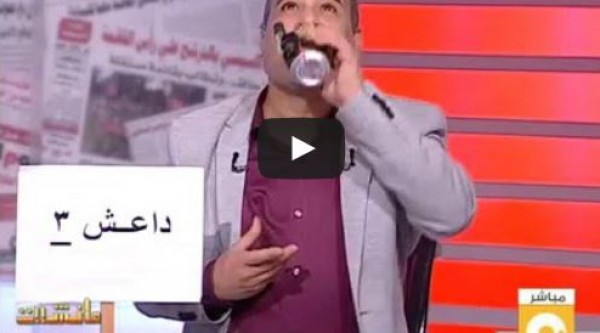 جابر القرموطي يشرب عبوة مياه ناسفة على الهواء