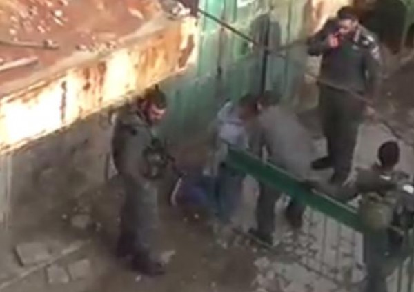 قوات الاحتلال تنكل بالفتى بشار عمرو وتعتقله على حاجز الصيدلية بالقرب من الحرم الابراهيمي بالخليل