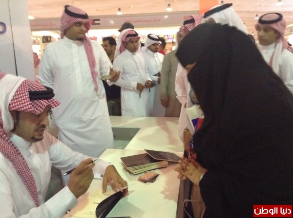 عبدالرحمن المالكي يجذب الحضور بالكاهنه معرض الرياض تفوق على معرض جده الدولي للكتاب بثباته