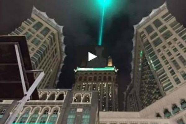 برج مكة يطلق الضوء الأخضر احتفالاً بالمولد النبوي