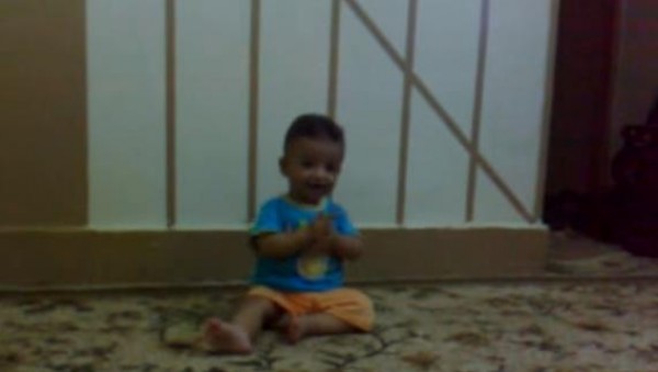 بالفيديو فيديو طريف لطفل يصفق حتى يقع