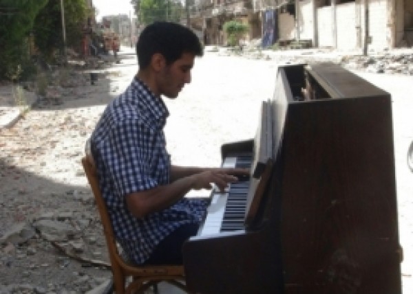 فيديو ..اللاجئ الفلسطيني ايهم احمد من اليرموك يفوز بجائزة بيتهوفن الدولية