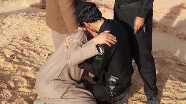 رجل أمن يواسي سعودياً فقد عائلته