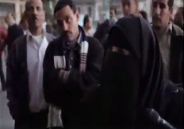 فيديو| ماذا تقول هذه السيدة المنقبة لشباب مسيحيين في الشارع؟!