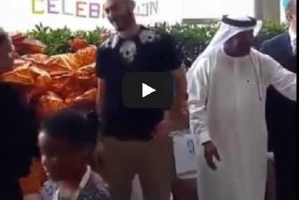 بنزيما يوزع "حلوى المولد" على الأطفال في دبي