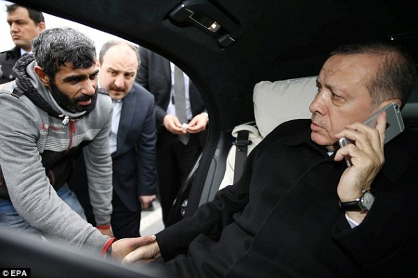إيقاف موكب إردوغان لإنقاذ شخص حاول الإنتحار
