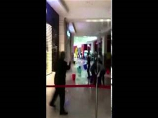 بالفيديو .. لحظة انهيار سقف مول في قطر بسبب مياه الأمطار