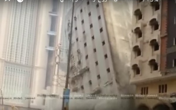 بالفيديو .. لحظة انهيار عمارة سكنية في مشروع توسعة الحرم المكي