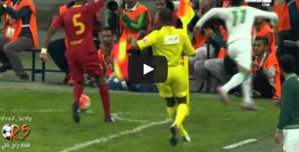 لاعب سعودي يترك المباراة من أجل معانقة "رجل الأمن"