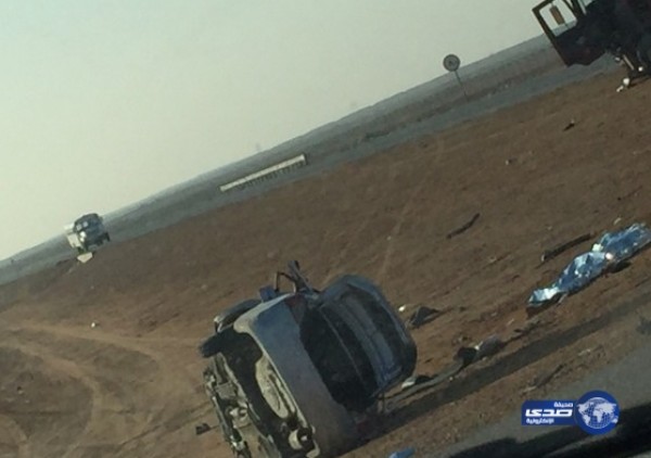 بالفيديو .. وفاة بحادث تصادم لمركبة وشاحنة على طريق الثمامة