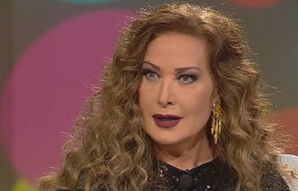 بالفيديو.. رغدة تعاقب رجلًا "تبول" في الشارع على طريقتها الخاصة