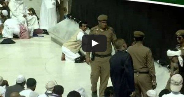 السديس يشرف على تغيير الجدار السفلي للكعبة .. فيديو