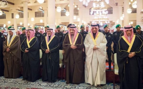 خادم الحرمين يؤدي صلاة الميت على الأمير سعود بن محمد