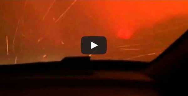 لحظات مرعبة لعائلة تقود سيارتها وسط الحرائق