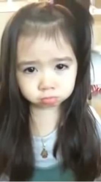 فيديو طريف لطفلة تغير ملامح وجهها