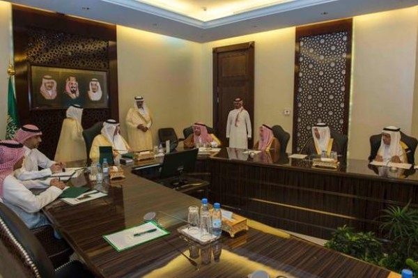 أمير مكة يدشن بوابة احتفالية جامعة المؤسس بيوبيلها الذهبي