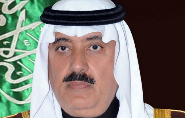 الأمير متعب بن عبدالله يعزّي والد الشهيد الحربي