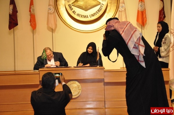 جامعة دار الحكمة تكرّم محاور المشاهير عدنان الكاتب